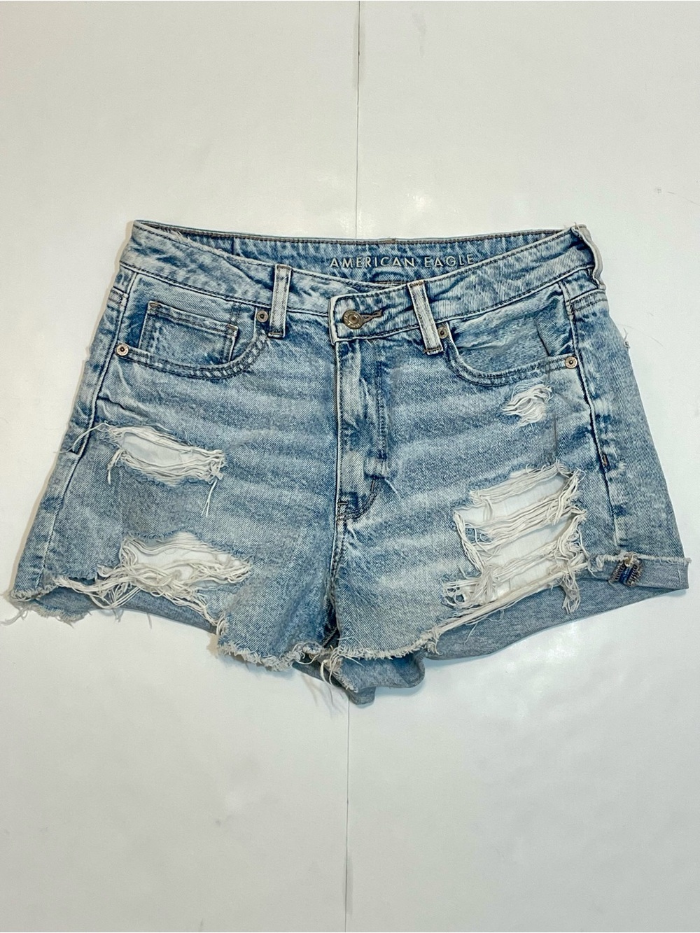 American Eagle Outfitters Light Wash Distressed Denim Cutoff Mom Shorts Size 4